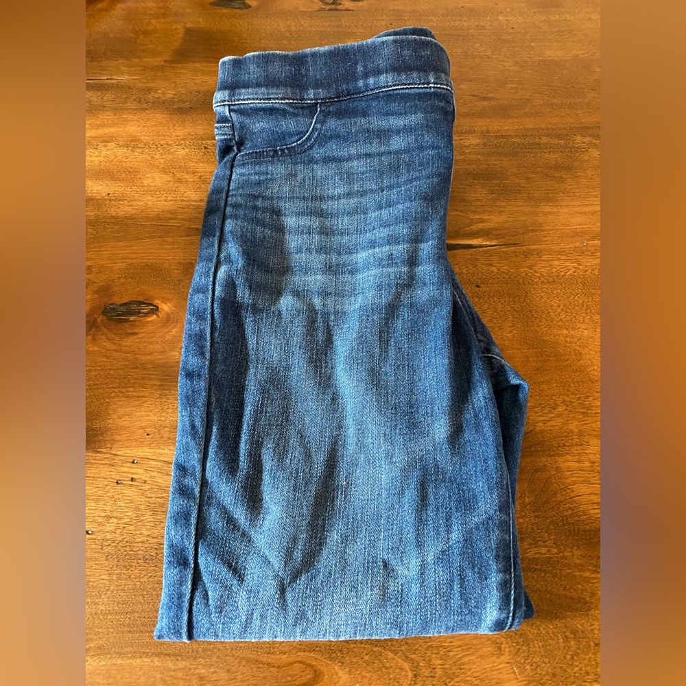 Vineyard Vines Girls size 14 skinny jeans.